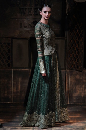 While red may be the color of a bride, this emerald green outfit by Sabyasachi is definitely a must-pick for a modern contemporary bride! Pair it with a vintage pearl jhoomar, and you will definitely feel and look like a Nawabi Begum!